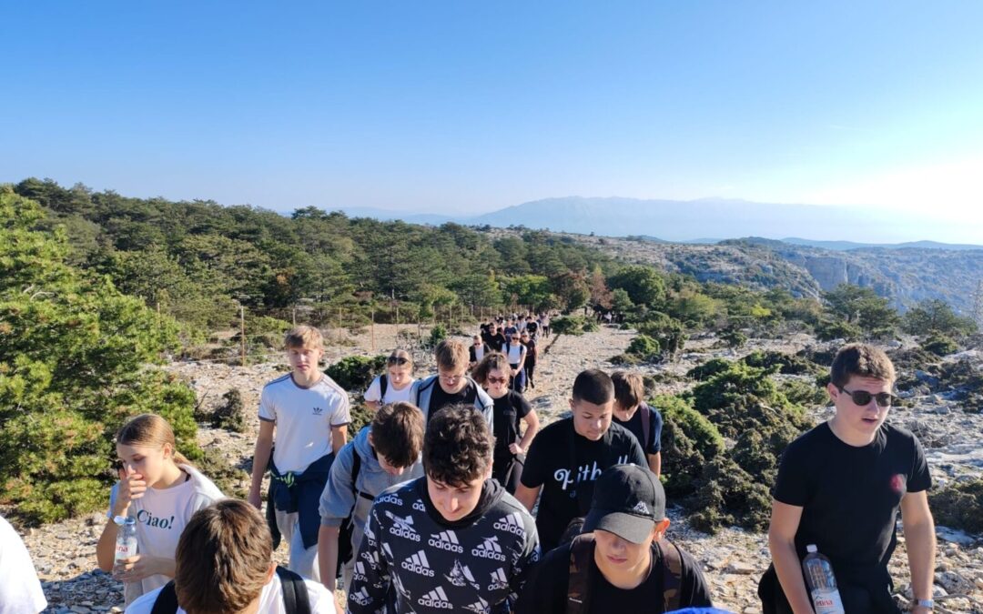 Zdrav duh u zdravom tijelu: Učenici škole osvojili Vidovu goru povodom Dana pješačenja!